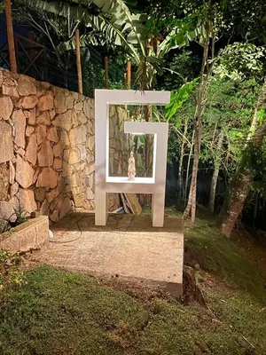 Um jardim no exterior de Chalé Novo - 4 quartos - 12 camas - Hidromassagem e Ar condicionado nos quartos - Cond Montserrat