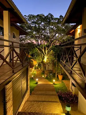 Um jardim no exterior de Chalé Novo - 4 quartos - 12 camas - Hidromassagem e Ar condicionado nos quartos - Cond Montserrat