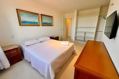 Uma cama ou camas num quarto em Apartamentos e Suítes na Praia