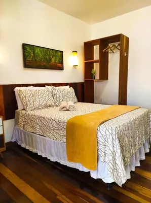 Uma cama ou camas num quarto em suite com ar-condicionado na Fullhausi Fortim