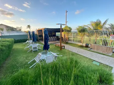 Um jardim no exterior de Apto vista mar e pé na areia no Beach Way a 300m do Beach Park